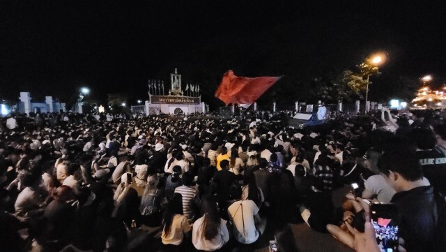 นศ.ครึ่งพันชุมนุมร้องปล่อยตัว "ทนายอานนท์-เพื่อน"
