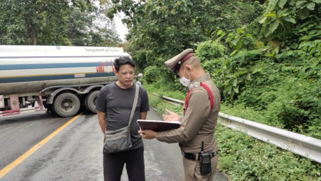 ด่วน!รถบรรทุกน้ำมันพลิกคว่ำ-ปิดเส้นทางสอง-งาว