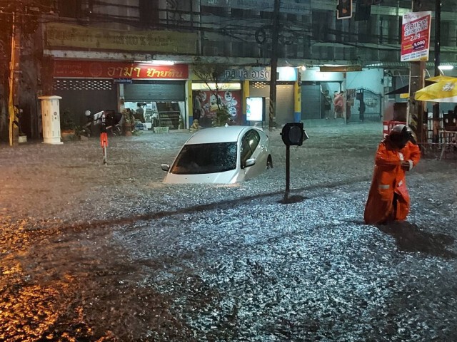 เมืองโคราชจมบาดาล หลังเกิดฝนตกหนักนับชั่วโมง