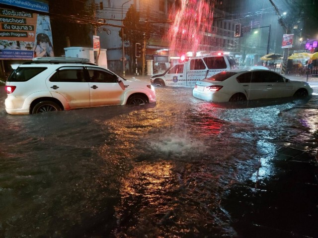 เมืองโคราชจมบาดาล หลังเกิดฝนตกหนักนับชั่วโมง