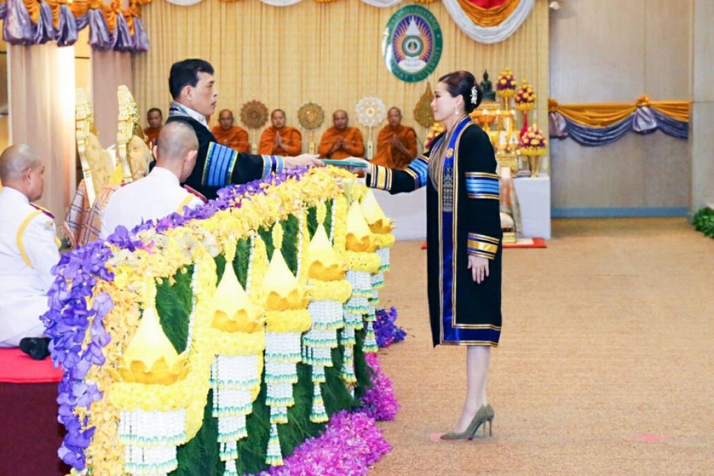 ‘ในหลวง-พระราชินี’ พระราชทานปริญญาบัตร ‘มรภ.สกลนคร-นครราชสีมา’