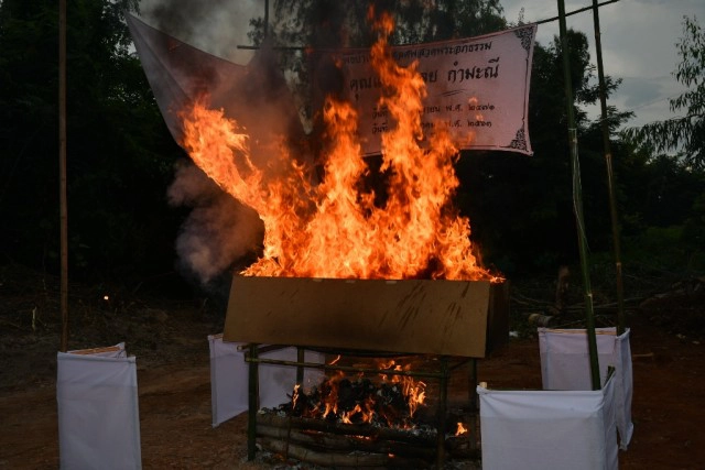 เผาหลอก"แม่ชีนอนโลงปฏิบัติธรรม