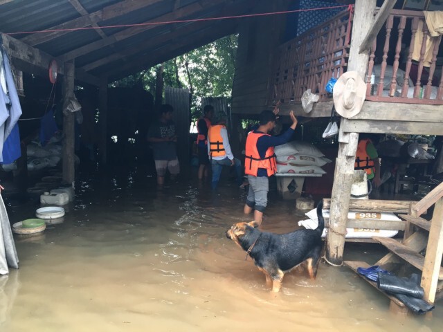 น้ำท่วมโชคชัยวิกฤติ อพยพชาวบ้านป่วยหนีน้ำท่วม