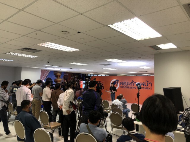 ด่วน! ตร.บุก สนง.คณะก้าวหน้า ขณะที่ "ปิยบุตร" กำลังแถลง ที่อาคารไทยซัมมิท