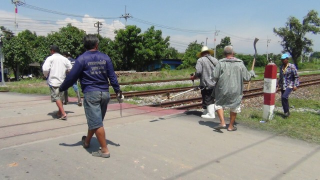 หวิดเกิดโศกนาฏกรรมซ้ำ กระบะตัดหน้ารถไฟเฉียดฉิวรอดหวุดหวิด