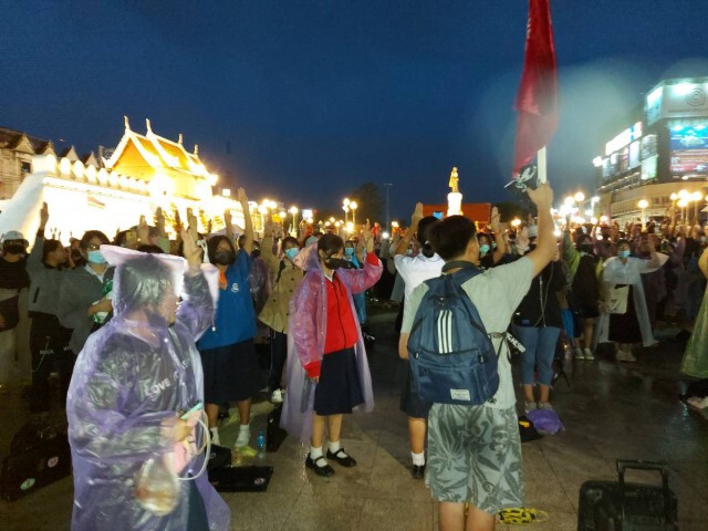 กลุ่มเยาวชนโคราชยึดลานย่าโม จัดเวทีคู่ขนาน