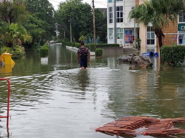 ฝนถล่มทั้งคืน โรงเรียนน้ำท่วมหยุดเรียนชั่วคราว