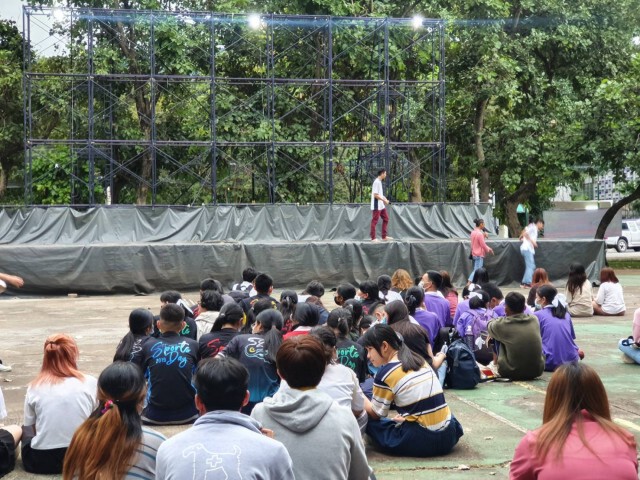 นศ.ทยอยร่วมชุมนุมเวทีคู่ขนาน ที่มช.