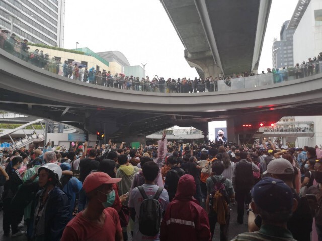 บรรยากาศ "ผู้ชุมนุม" สี่แยกปทุมวัน
