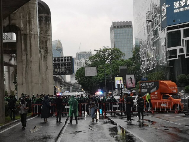 บรรยากาศ "ผู้ชุมนุม" สี่แยกปทุมวัน