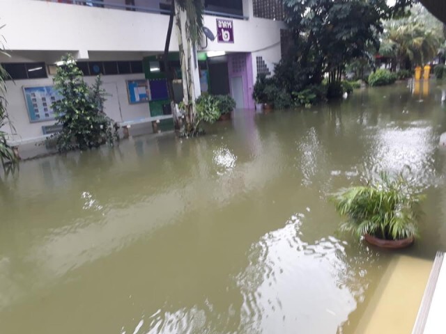 ฝนถล่มทั้งคืน โรงเรียนน้ำท่วมหยุดเรียนชั่วคราว