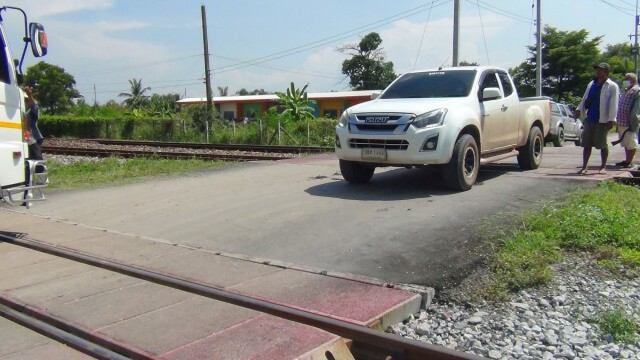 หวิดเกิดโศกนาฏกรรมซ้ำ กระบะตัดหน้ารถไฟเฉียดฉิวรอดหวุดหวิด