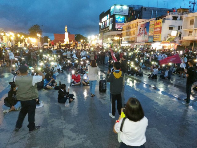 กลุ่มเยาวชนโคราชยึดลานย่าโม จัดเวทีคู่ขนาน