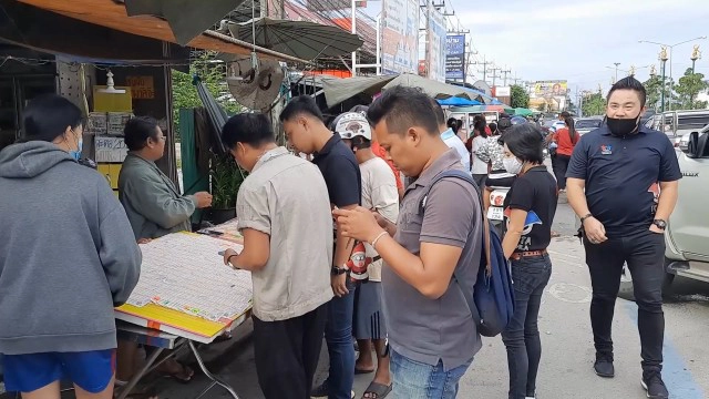 แผงสลากฯ คึกคักขายดี เลขเด่นราคาพุ่งถึง 150 บาท