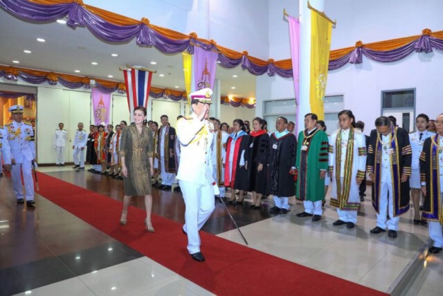 ‘ในหลวง-พระราชินี’ พระราชทานปริญญาบัตร ‘มรภ.สกลนคร-นครราชสีมา’