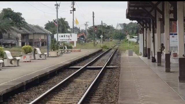 รถไฟชนเก๋งกระเด็นฟาดเสาตอม่อ สาวกระเด็นออกนอกรถดับ สาหัส 2