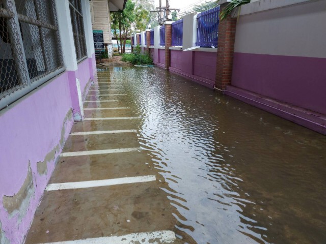 ฝนถล่มทั้งคืน โรงเรียนน้ำท่วมหยุดเรียนชั่วคราว