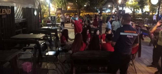 รวบ 15 หญิงต่างด้าวลักลอบเข้าเมืองทำงานเสิร์ฟร้านอาหาร