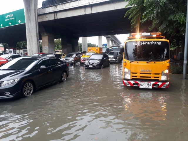 เพชรเกษม อ่วมน้ำท่วมมิดฟุตบาทรอการระบาย