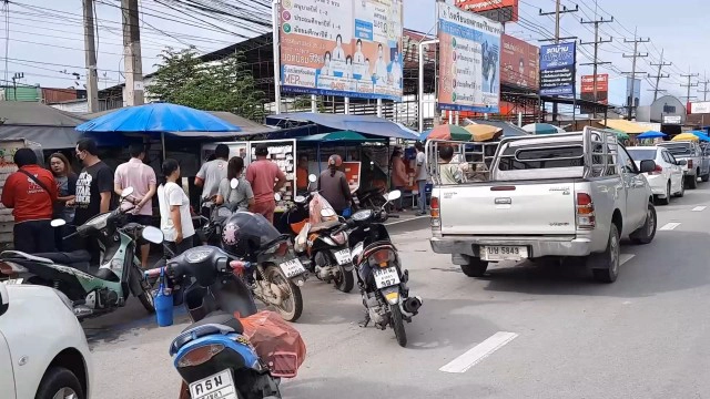 แผงสลากฯ คึกคักขายดี เลขเด่นราคาพุ่งถึง 150 บาท