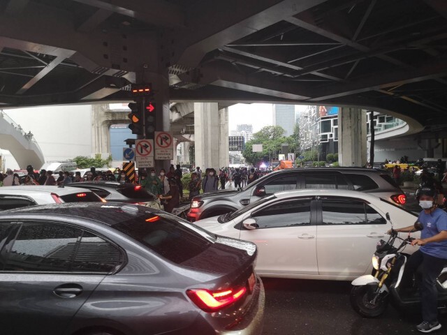 บรรยากาศ "ผู้ชุมนุม" สี่แยกปทุมวัน