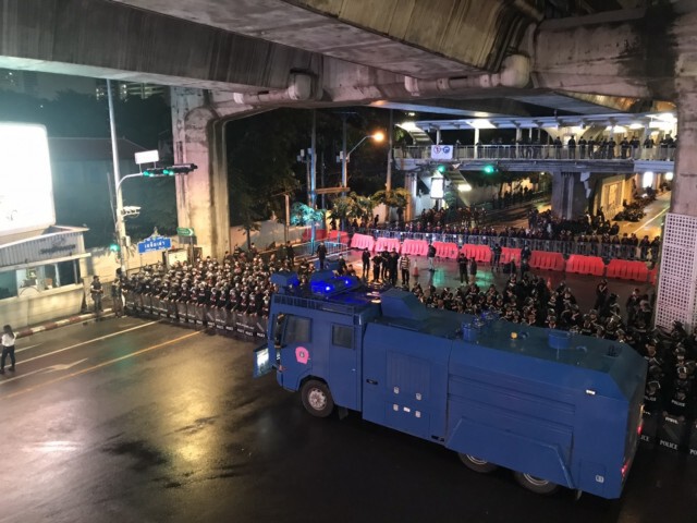 ตร.คุมพื้นที่ได้ ผู้ชุมนุมถอยไปที่บริเวณสี่แยกปทุมวัน