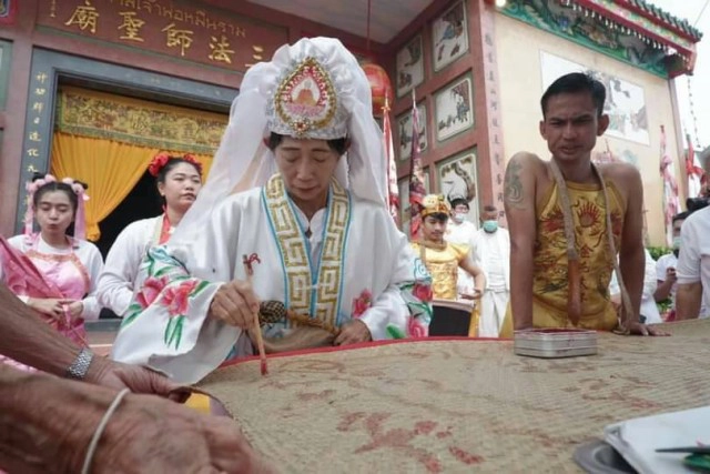 กินเจเมืองตรัง เตรียมรับองค์พระ 600 องค์คืนนี้