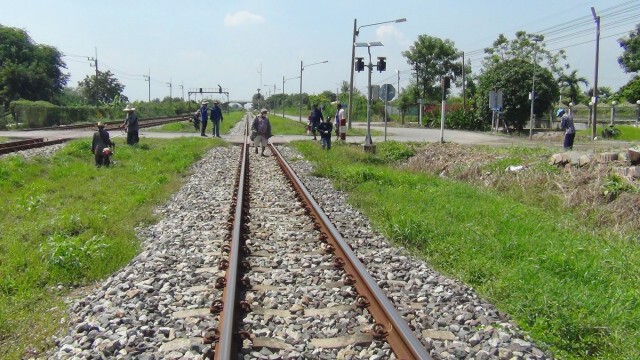 หวิดเกิดโศกนาฏกรรมซ้ำ กระบะตัดหน้ารถไฟเฉียดฉิวรอดหวุดหวิด