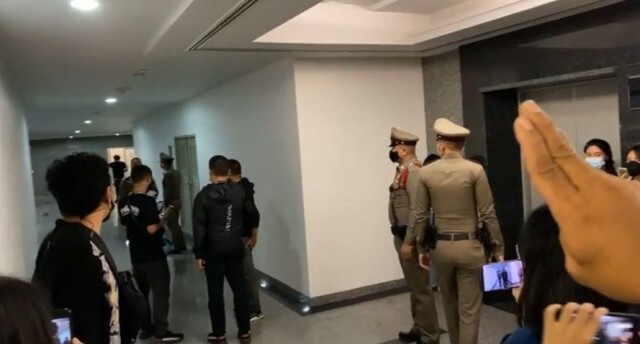 ตร.งัด พ.ร.ก.ฉุกเฉิน บุก "คณะก้าวหน้า"  ปิยบุตร สวนกลับใช้อำนาจอะไรตรวจค้น