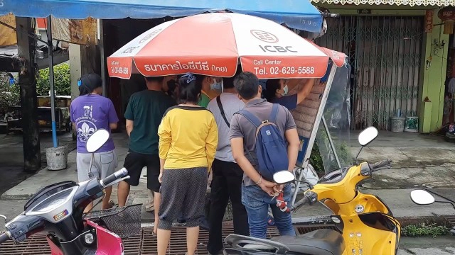 แผงสลากฯ คึกคักขายดี เลขเด่นราคาพุ่งถึง 150 บาท