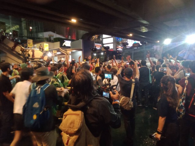 ตร.คุมพื้นที่ได้ ผู้ชุมนุมถอยไปที่บริเวณสี่แยกปทุมวัน