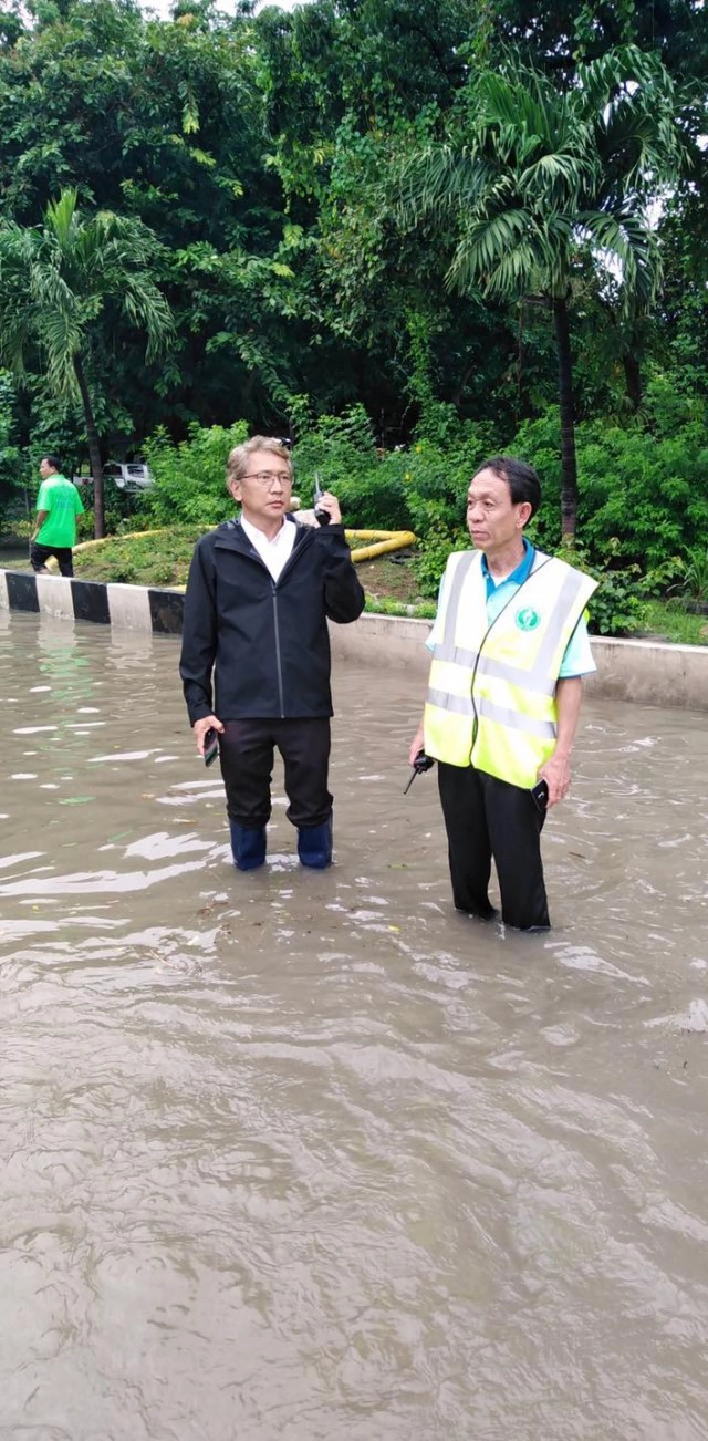 เพชรเกษม อ่วมน้ำท่วมมิดฟุตบาทรอการระบาย