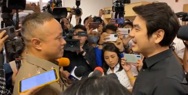 ตร.งัด พ.ร.ก.ฉุกเฉิน บุก "คณะก้าวหน้า"  ปิยบุตร สวนกลับใช้อำนาจอะไรตรวจค้น