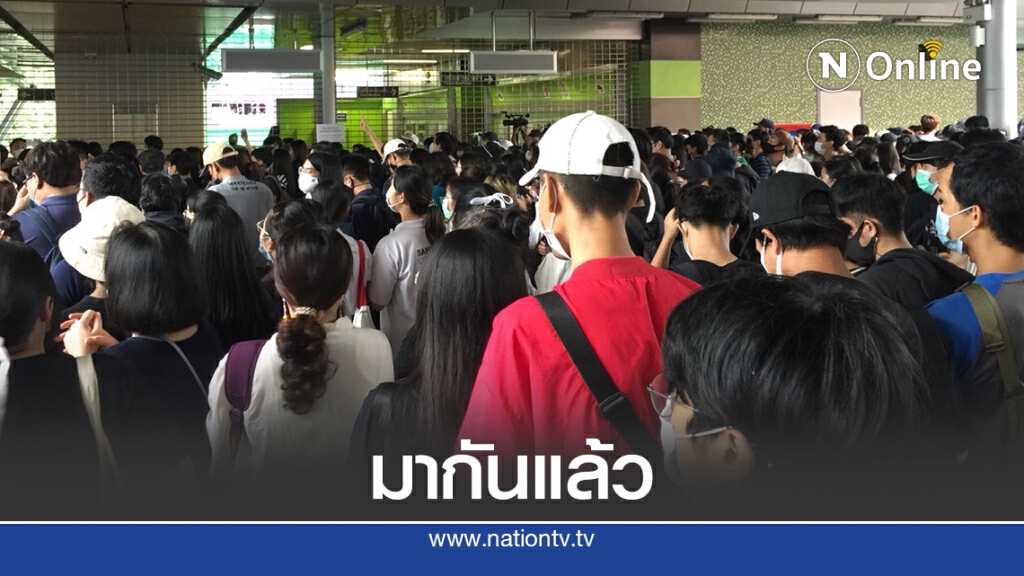 ม็อบกดดันสถานีรถไฟฟ้าห้าแยกลาดพร้าวเปิดประตูให้บริการ