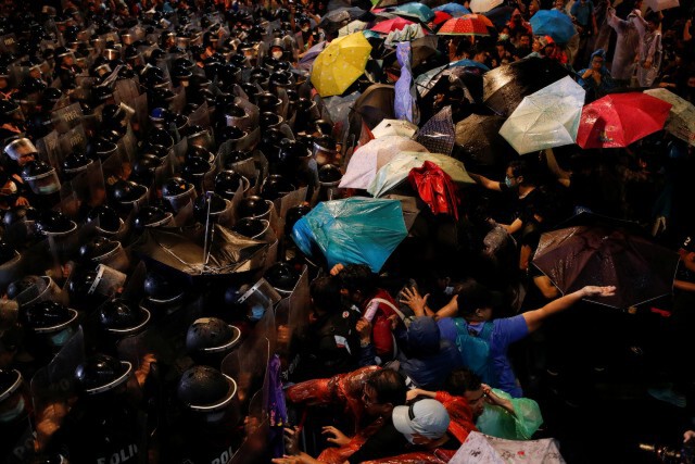 'หมอเอกภพ'จี้ตร.แจง สารเคมีที่ผสมน้ำใช้สลายการชุมนุมคืออะไร