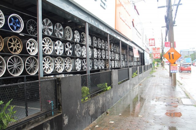 โจรแสบขโมยล้อแม็กรถยนต์ ร้านชื่อดังย่านลำลูกกา วงจรปิดจับภาพได้