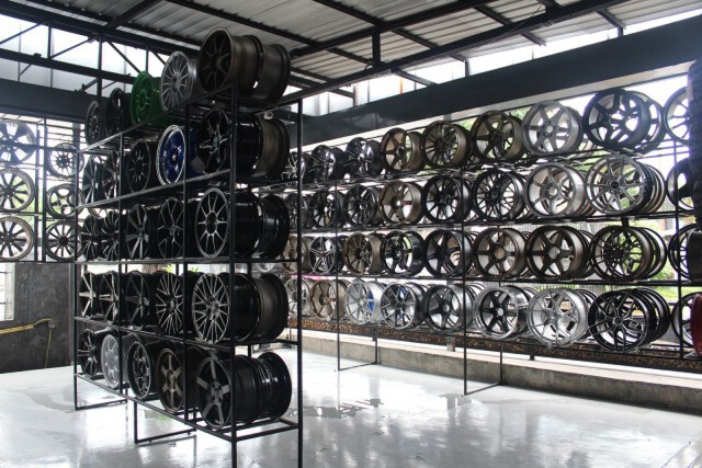 โจรแสบขโมยล้อแม็กรถยนต์ ร้านชื่อดังย่านลำลูกกา วงจรปิดจับภาพได้