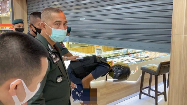 ตร.นำตัวคนร้ายชิงทองออโรร่าทำแผน สารภาพหาเงินใช้หนี้