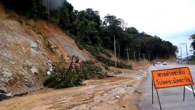 ดินสไลด์- เรือจม หลังฝนตกติดต่อ