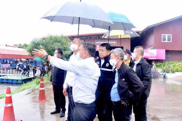รมว.กษ. นำผู้บริหาร กษ. พบปะกลุ่มวิสาหกิจและเกษตรกรในพื้นที่อำเภอไทรน้อย