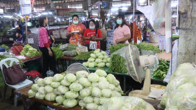 แม่ค้าผักโอด เศรษฐกิจซบเซา ซ้ำน้ำท่วมราคาพุ่ง
