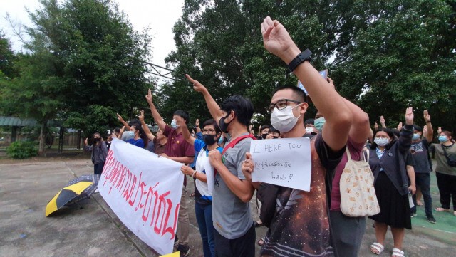 นักศึกษา มช.จัดแฟลชม็อบ-ร้องรัฐหยุดคุกคามปชช.