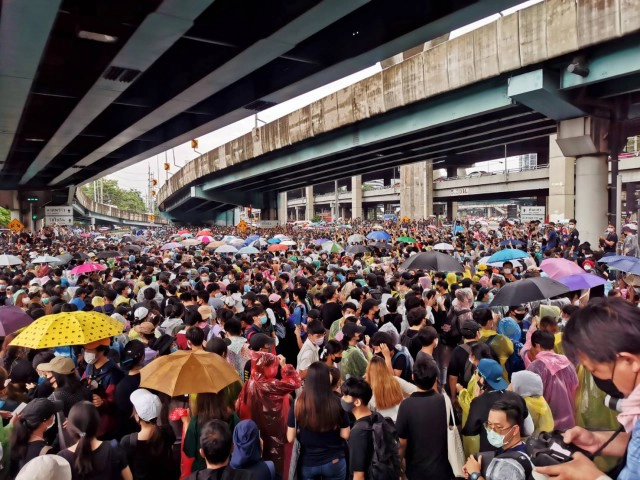 ม็อบยึดห้าแยกลาดพร้าวไล่ "ประยุทธ์"