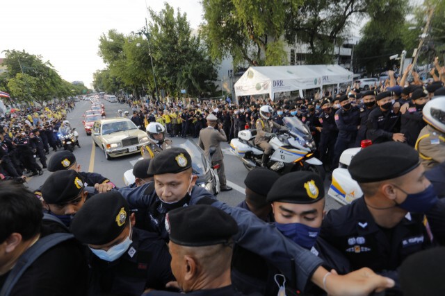 'ศปปส.' หอบหลักฐาน เอาผิดผู้หมิ่นพระเกียรติ