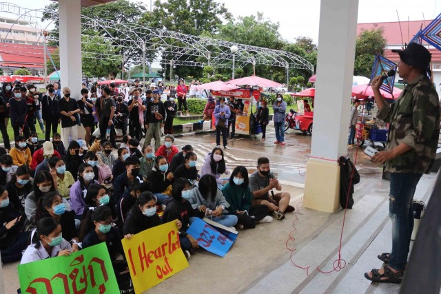 ผู้ชุมนุมแสดงออกทางการเมืองใช้ศาลากลางหลังเก่าเปิดจุดปราศรัย