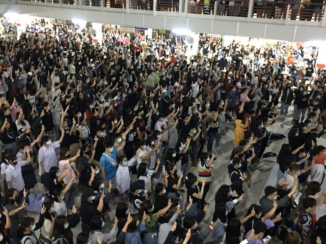 มข.จะไม่ทน! 4 เครือข่ายนักเรียน นักศึกษา ชุมนุมไล่เผด็จการ