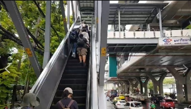 ม็อบกดดันสถานีรถไฟฟ้าห้าแยกลาดพร้าวเปิดประตูให้บริการ