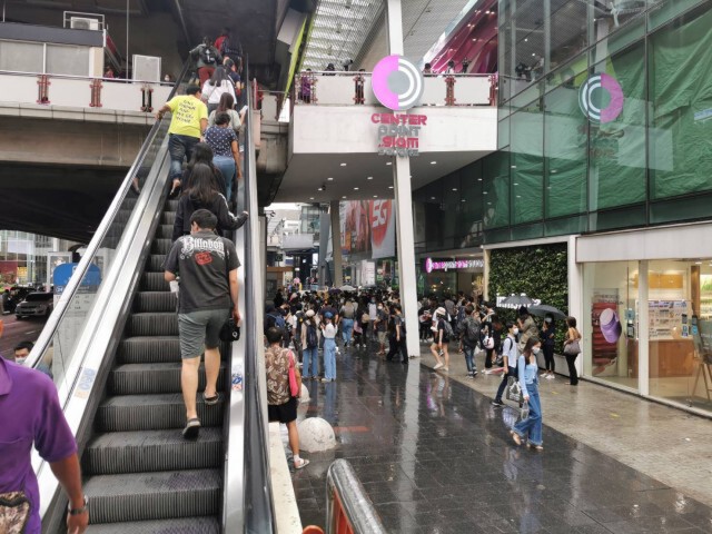 ม็อบกดดันสถานีรถไฟฟ้าห้าแยกลาดพร้าวเปิดประตูให้บริการ