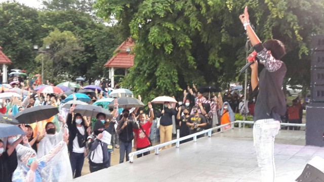มทส.ชุมนุมผูกโบว์ขาว เตรียมปักหมุดคณะราษฎร