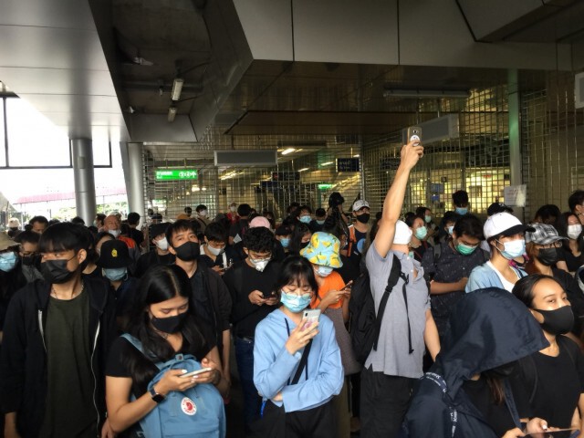ม็อบกดดันสถานีรถไฟฟ้าห้าแยกลาดพร้าวเปิดประตูให้บริการ
